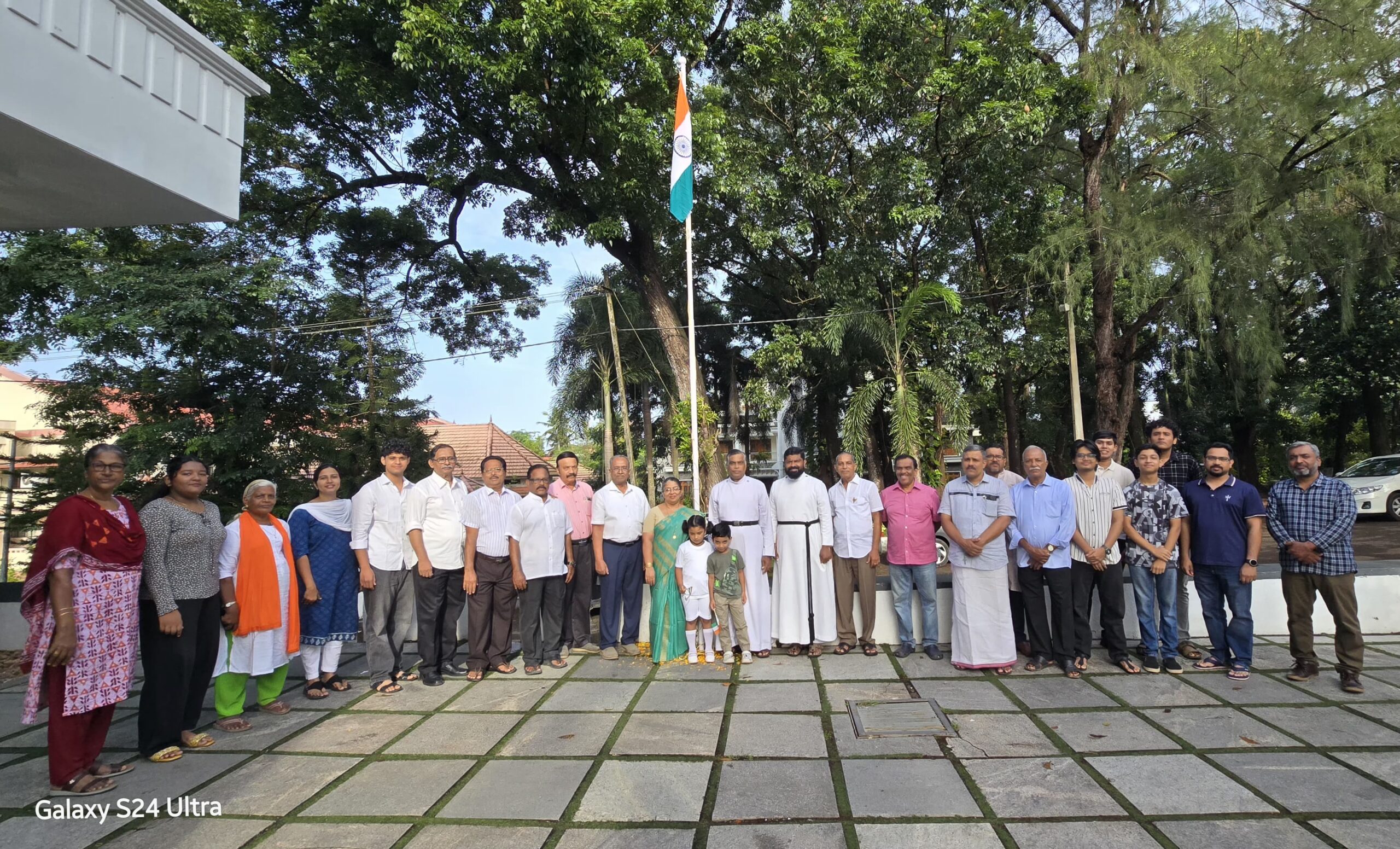 യുവജന സഖ്യത്തിന്റെ ആഭിമുഖ്യത്തിൽ സ്വാതന്ത്ര ദിനത്തിൽ ദേശിയ പതാക ഉയർത്തുന്നു.